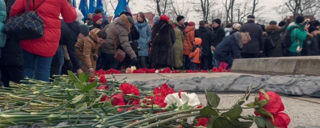 Первые лица города возложили цветы к мемориалу в честь 1200 гвардейцев, павших при штурме Кенигсберга